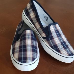 NEW SZ 8 MADDEN GIRL SNEAKERS